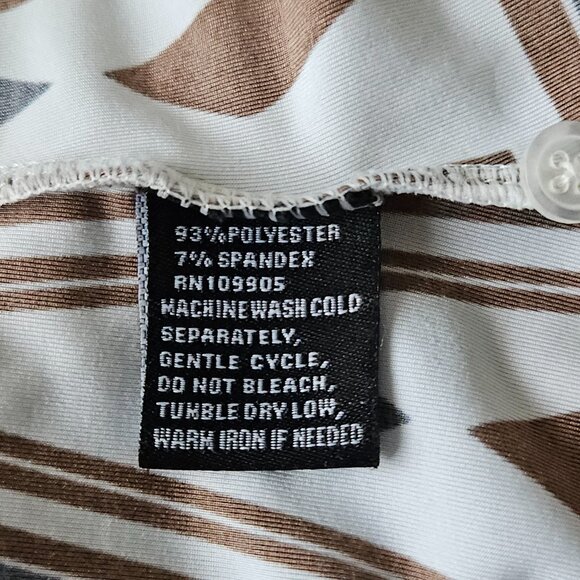 Essentials by Milano Blouse L – Geo Print Button Front Tunic Top - Picture 7 of 8